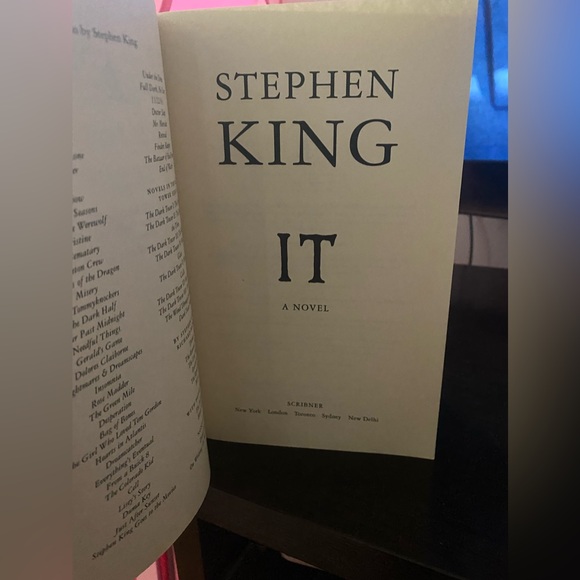 IT Stephen King Paperback Book 2017 Movie Cover Horror Reading Pennywise Clown - Picture 3 of 5